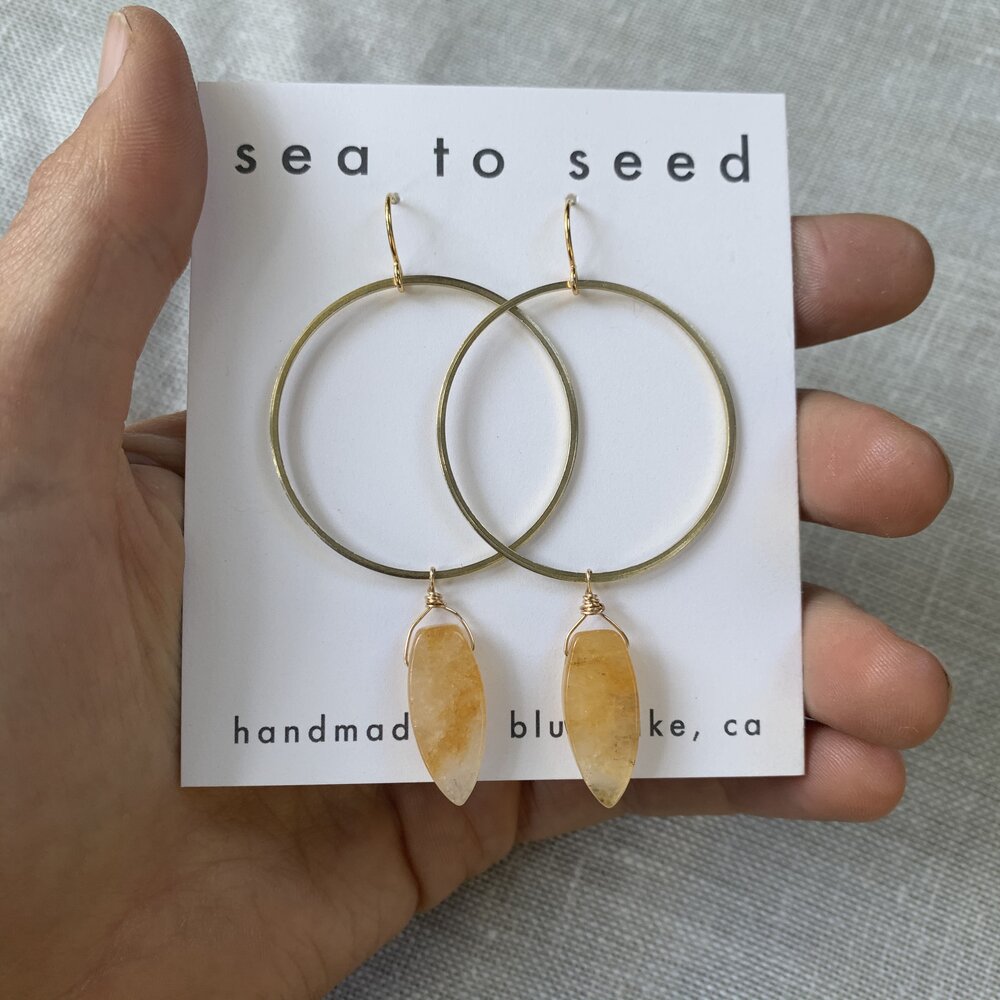 BRASS AND AGATE ARROW HOOPS